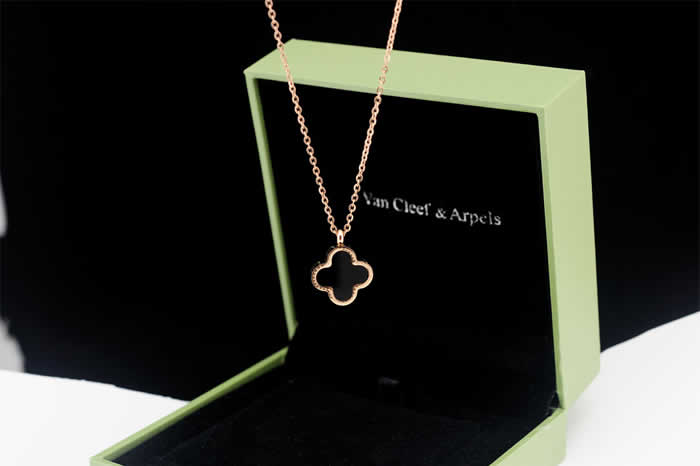 High Quality Jewelry Gifts Fake Van Cleef & Arpels Necklaces 114