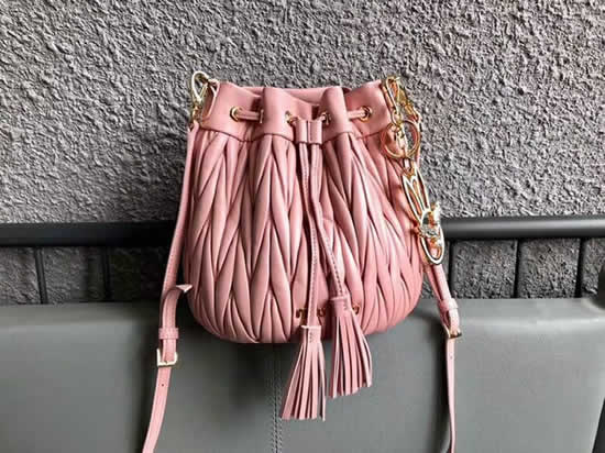 Replica Miu Miu Pink New Sheepskin Bucket Handbags Wrinkle Embossed Embossed Model 5Be014